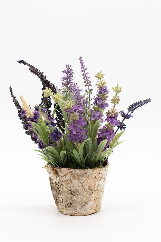 Flores silvestres de lavanda y mirto en un macetero natural