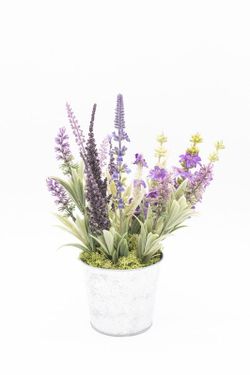 Flores silvestres en color blanco en macetero de metal