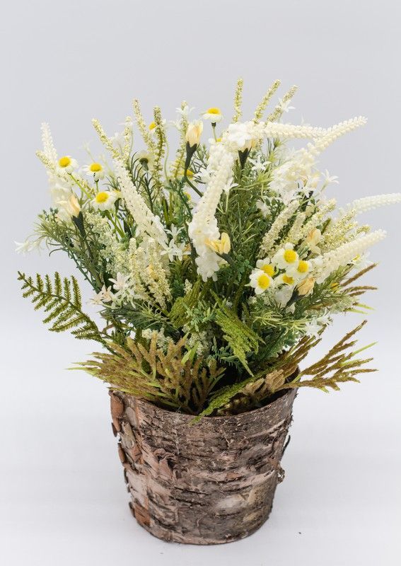 Flores silvestres en macetero natural con lavanda blanca y margaritas de primavera