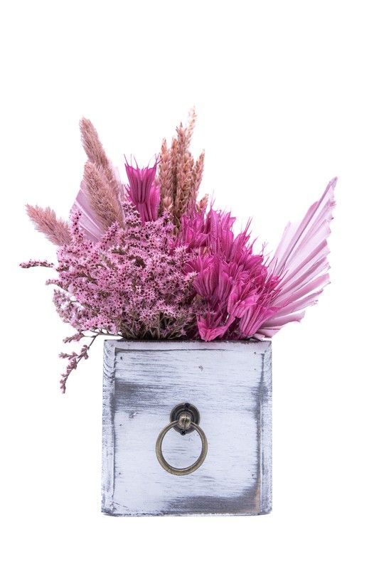 Frescura y Color en este centro rosa con caja decorativa envejecida.