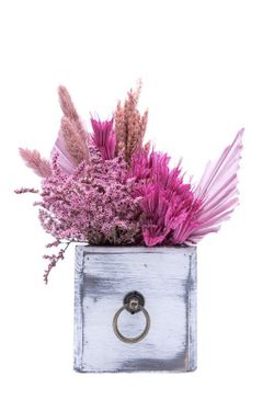 Frescura y Color en este centro rosa con caja decorativa envejecida.