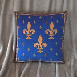 Funda de almohadón Flor de Lis - Elegancia Medieval para Sofás y Sillones