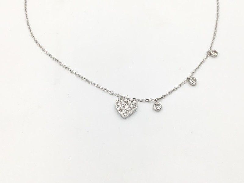 Gargantilla de plata con corazon y circonitas.