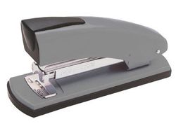 Grapadora Petrus 2001P Color -Gris -Capacidad 20 Hojas