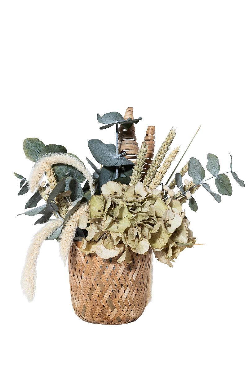 Hortensia para este harmonioso centro de flores secas y preservadas en tonos naturales
