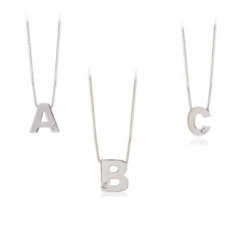 Iniciales de oro blanco de 18 kilates con brillante