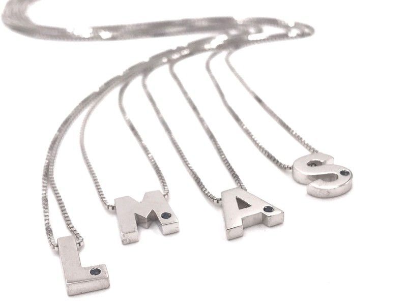 Iniciales de plata rodiada con zafiro engastado