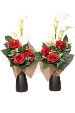Inspiración andaluza con grandes rosas artificiales en color rojo