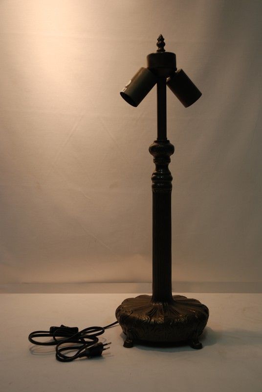 Instalación sobremesa mayor con 4 apoyos redondeado 2 luces para pantalla mínimo diámetro 40cm