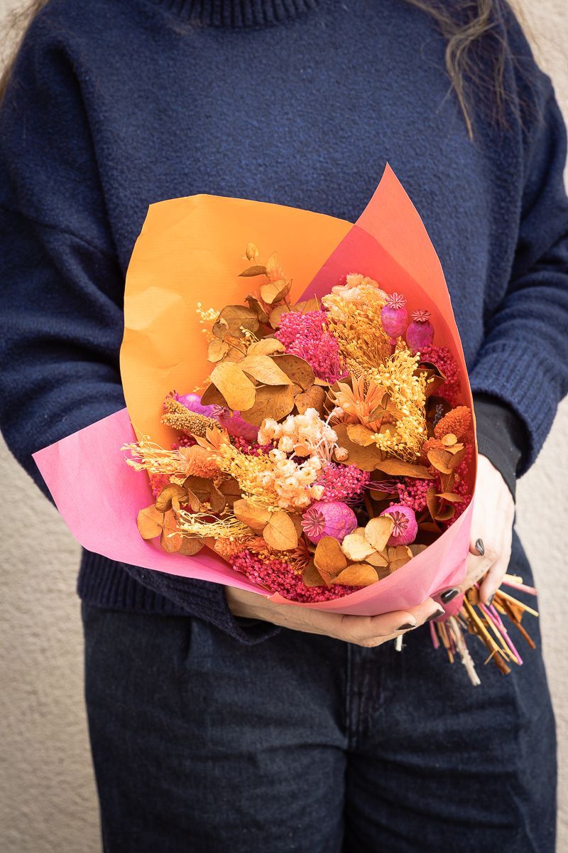 Intenso ramo de flores secas en color fucsia y naranja
