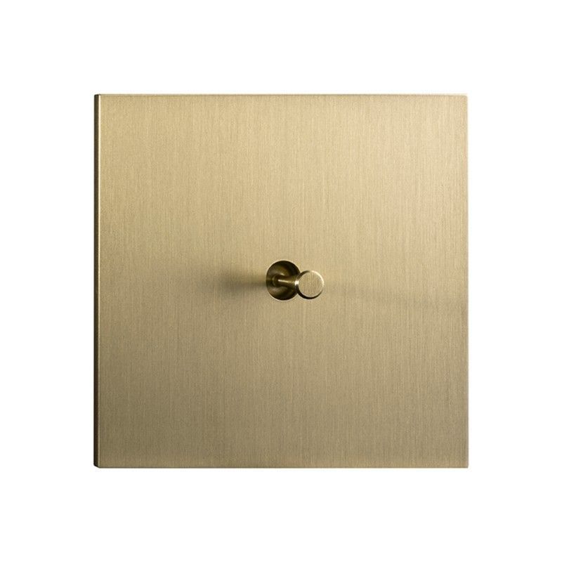 Interruptores y enchufes modelo FACET de Atelier Luxus