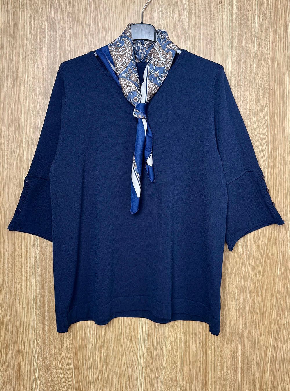 Jersey fino tres botones azul marino