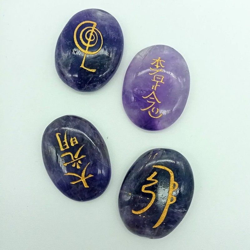 Juego de piedras en rodados planos de símbolos de Reiki para sanación a nivel energético.