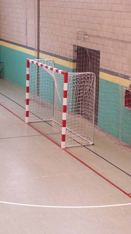 Juego de porterías con base de tubo redondo para futbol sala o balonmano transladables