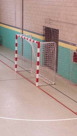 Juego de porterías con base de tubo redondo para futbol sala o balonmano transladables
