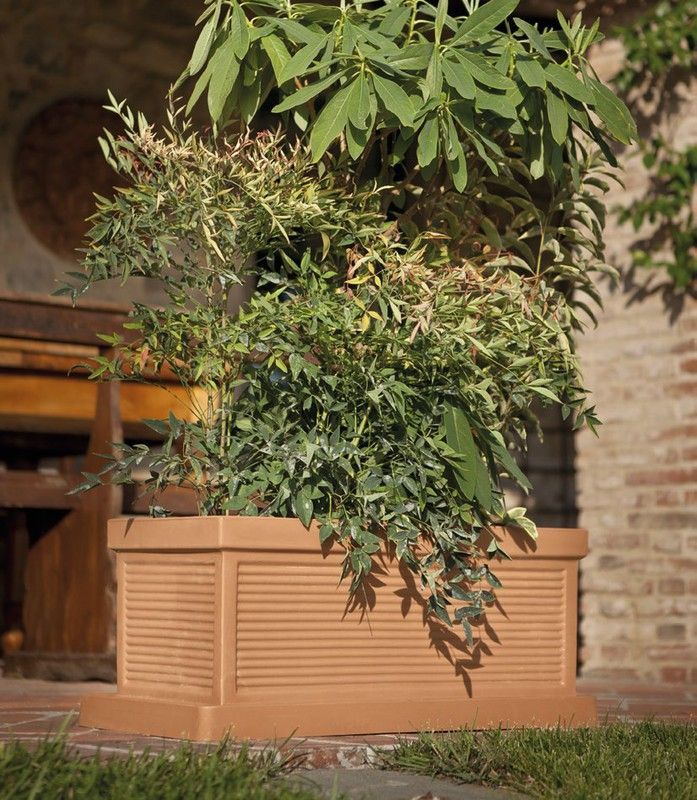 Maceta de resina rectangular con relieves y acabado en borde Millerighe