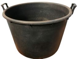 Maceta usada de plástico negro muy resistente