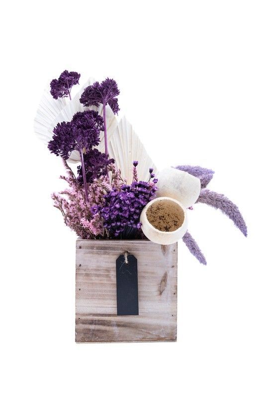 Magnífico centro violeta estilo boho. Equilibro rústico y sofisticado.