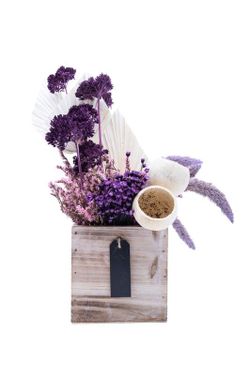 Magnífico centro violeta estilo boho. Equilibro rústico y sofisticado.