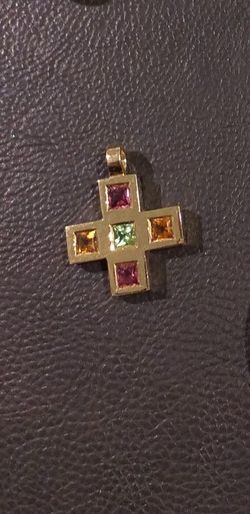 MC003 Colgante de oro cruz con piedras preciosas de color