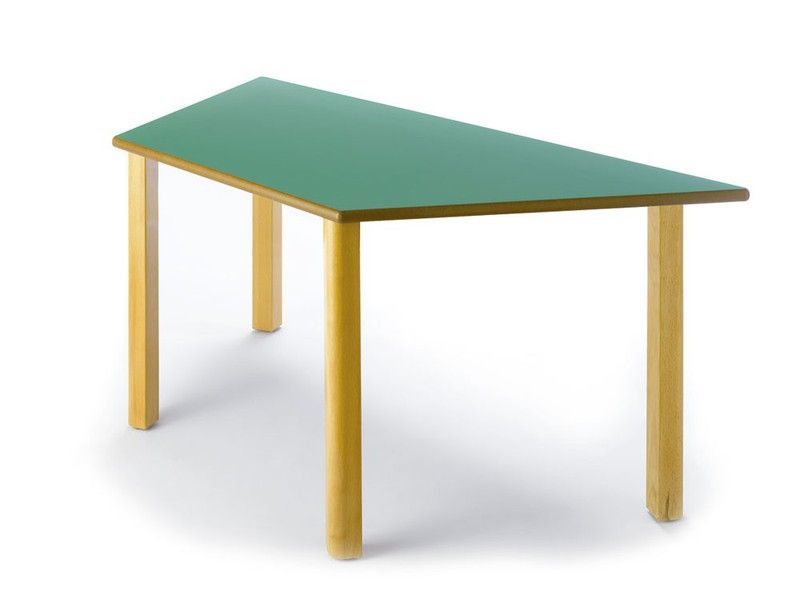 Mesa infantil de madera trapezoidal de 120 cm. en diferentes alturas y colores