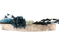 Minimalista centro de flor seca y preservada en color azul