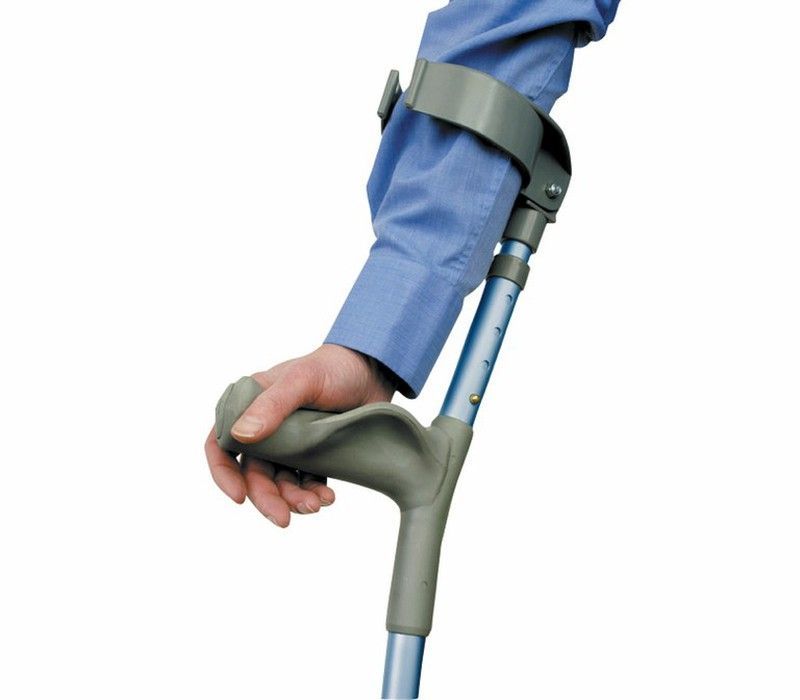 Muletas regulables con puño anatómico y codera abatible.