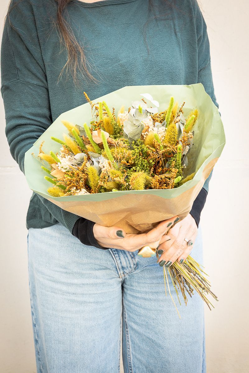 Natural ramo de flores secas y preservadas en colores verdes