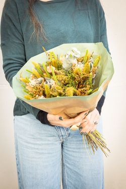 Natural ramo de flores secas y preservadas en colores verdes