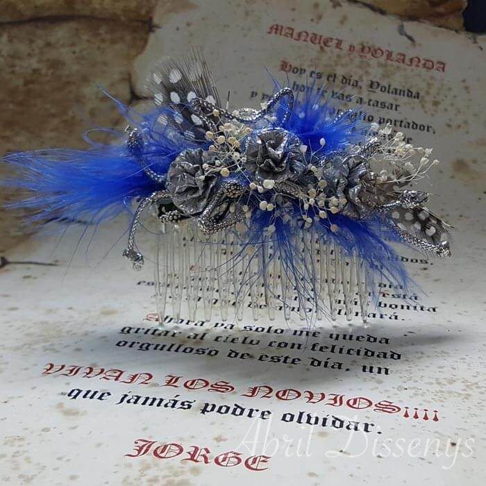 Peineta de plumas azules y plata