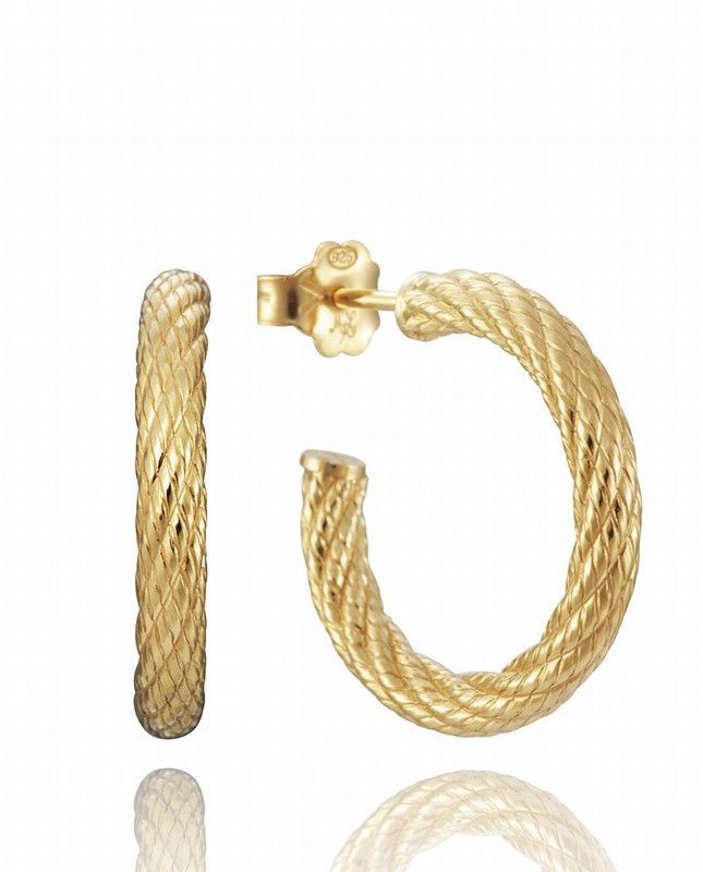 Pendientes criolla de plata bañados en oro con motivos.