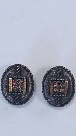 Pendientes de mujer ovalados en plata envejecida, oro y cuatro rubís cierre omega