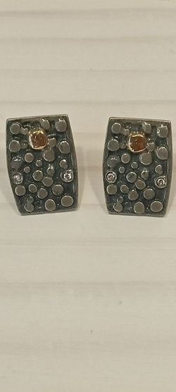 Pendientes de plata oxidada con botones de oro y zafiros