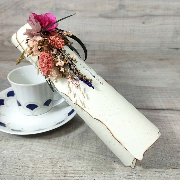 Pergamino Escrito y flor de Eucaliptus