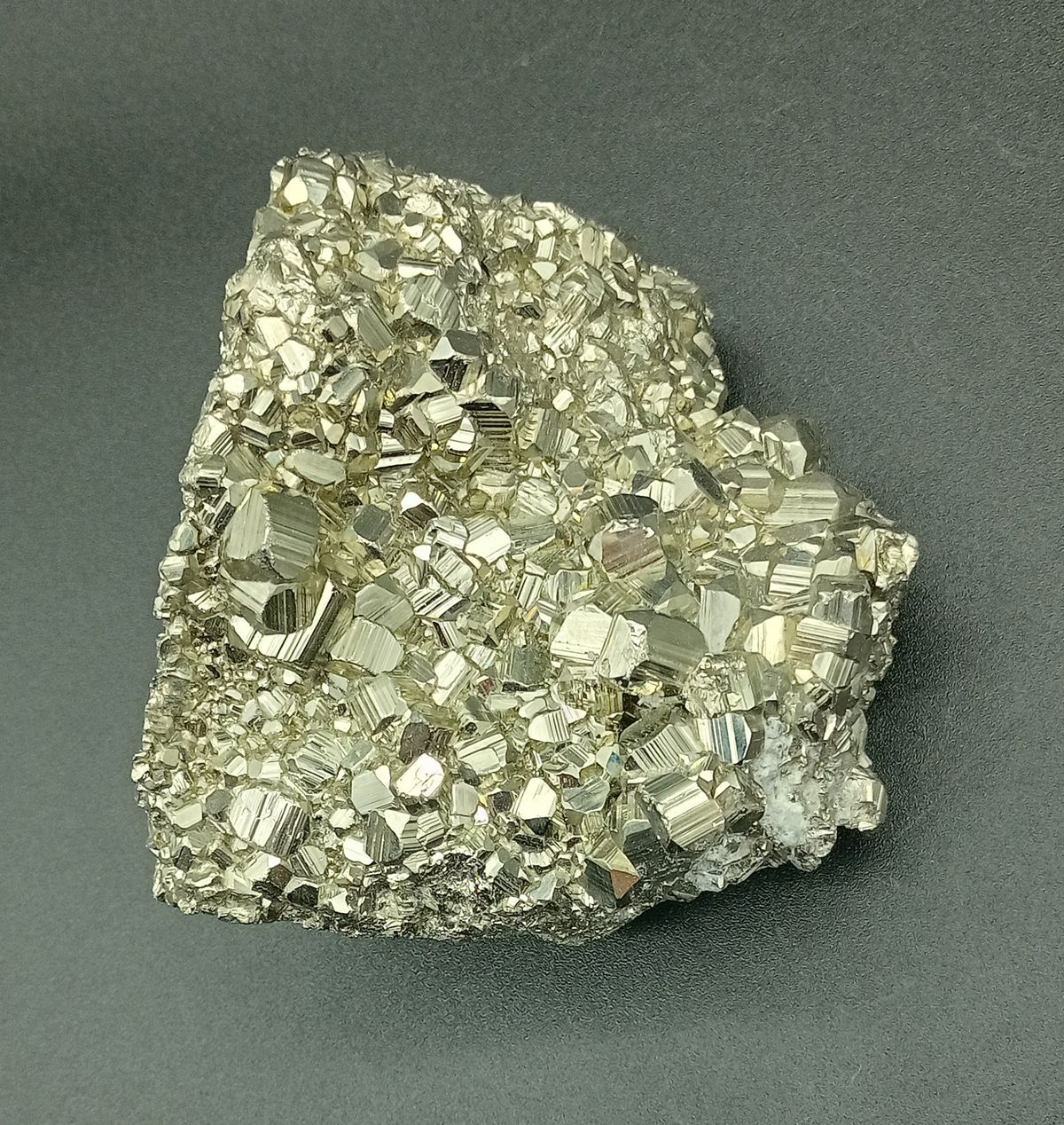 Pirita grupo de cristales