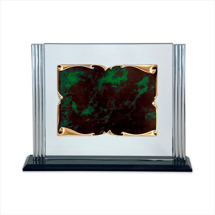 Placa Homenaje Cristal-Aluminio 24x20cm P-2259/3C Pergamino Dorado Centro Verde - Bordes Laterales Adornados C/Base Negra