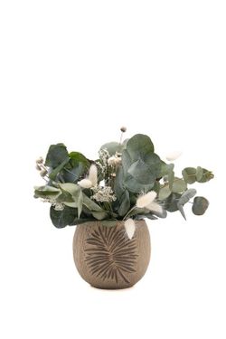 Preciosa decoración con flores preservadas y secas en color verde y blanco