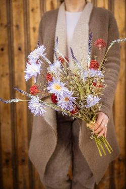 Primaveral ramo de flores silvestres con tonos rosados. Ramo de flores artificiales