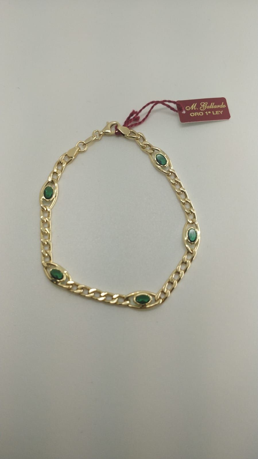 PU458V Pulsera de mujer elaborada en oro de ley 18K cadena tipo barbada con cinco piedras verdes ovaladas
