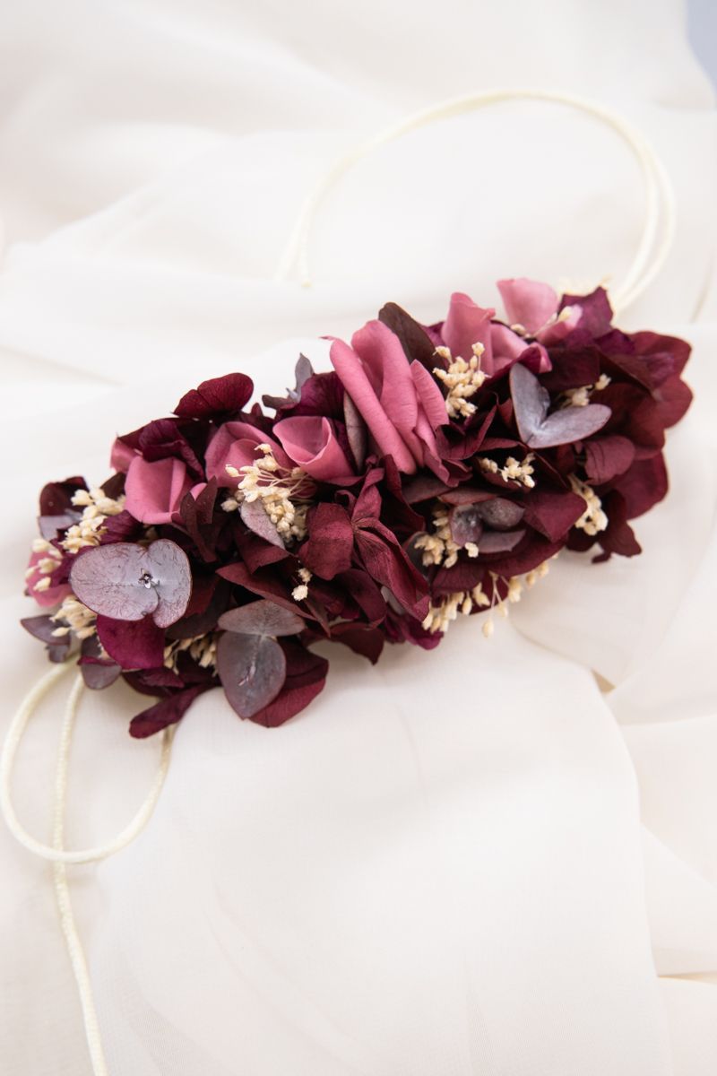 Pulsera con hortensia preservada granate