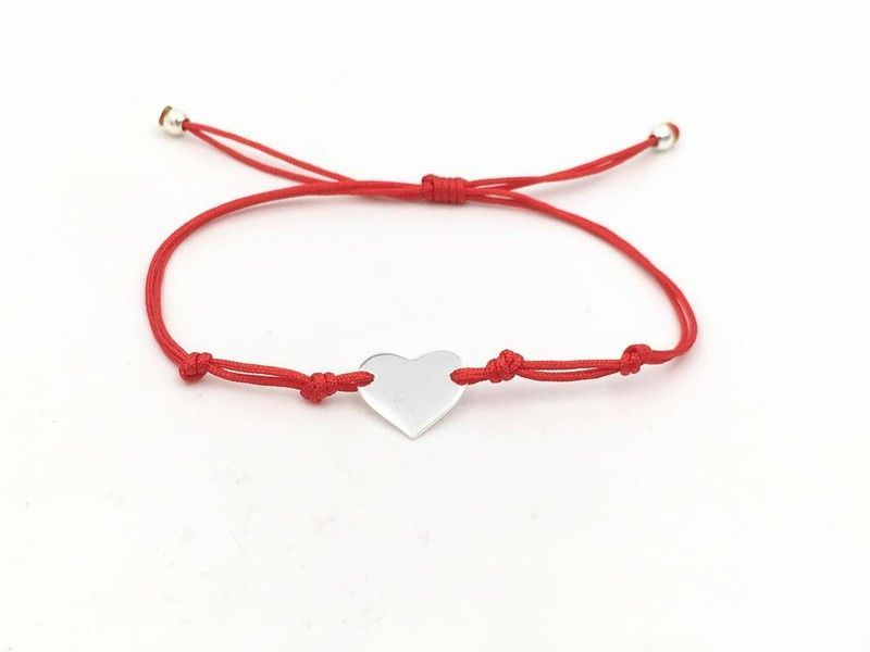 Pulsera de corazón en plata con nylon rojo.