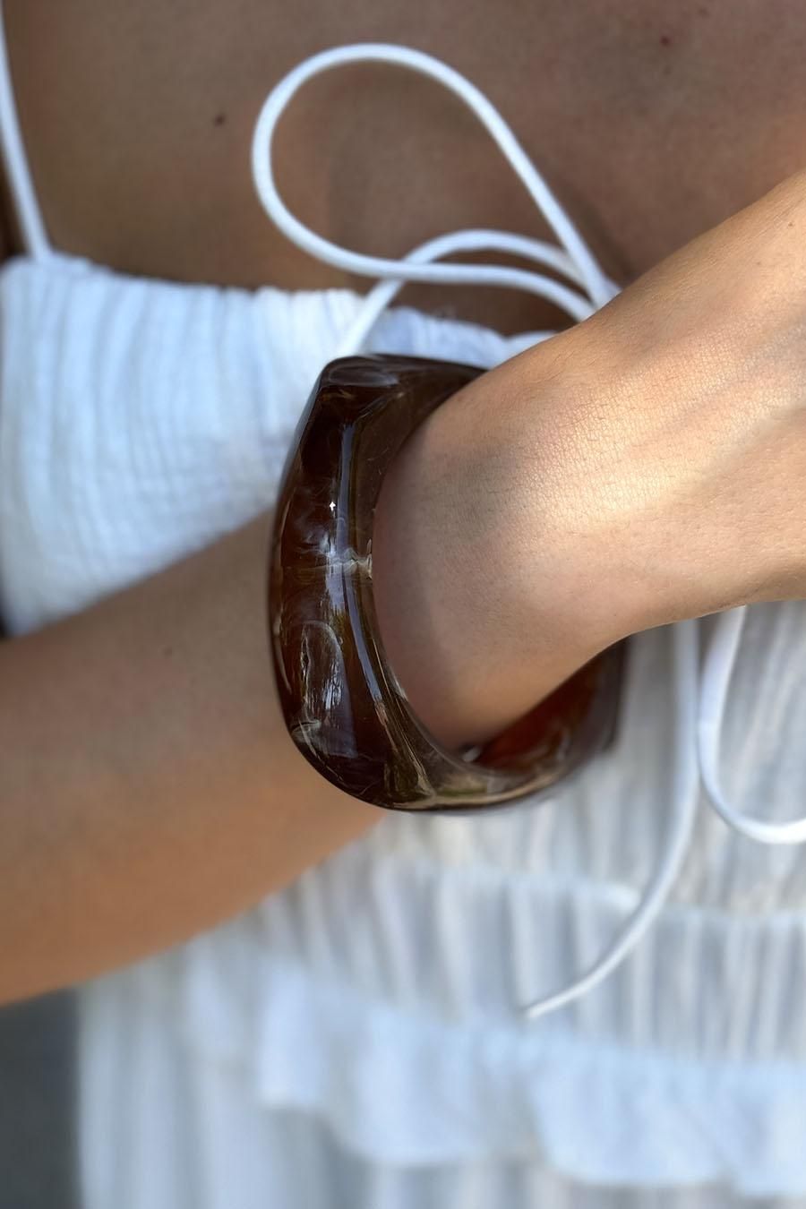 Pulsera de resina marrón