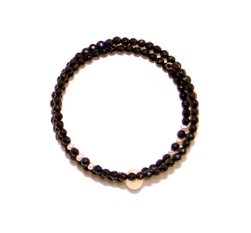 Pulsera espiral de onix y perla. Plata.