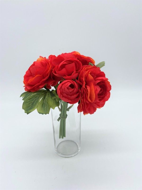 Ramillete de flores artificiales de ranúnculos rojos.