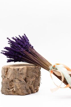 Ramillete de lavanda seco y preservado con cintas decorativas