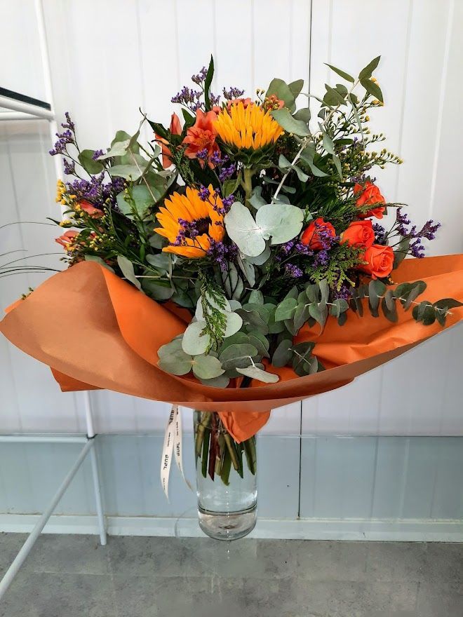 RAMO DE GIRASOL Y ROSAS NARANJA