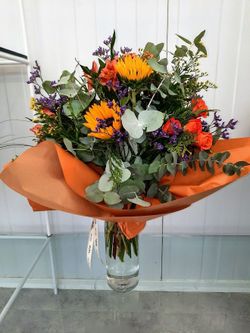 RAMO DE GIRASOL Y ROSAS NARANJA