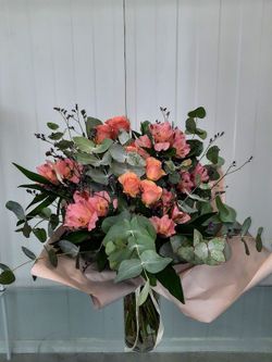 RAMO ROMÁNTICO DE ROSAS Y ASTROMELIA ROSA