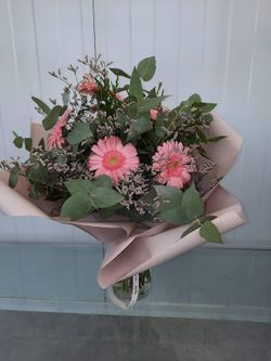 RAMO SILVESTRE CON GERBERA ROSA