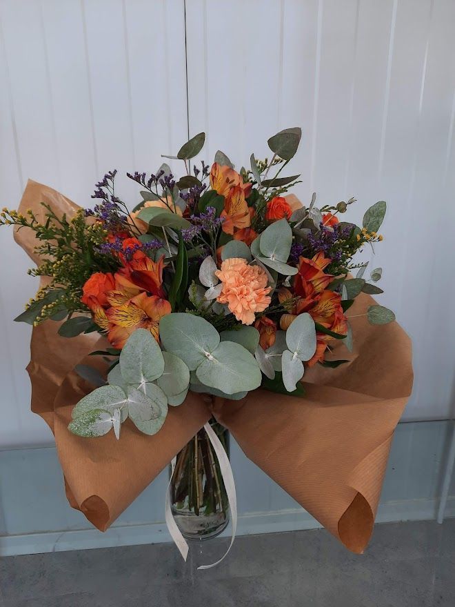 RAMO SILVESTRE DE CLAVELES Y ASTROMELIA TONOS ANARANJADOS